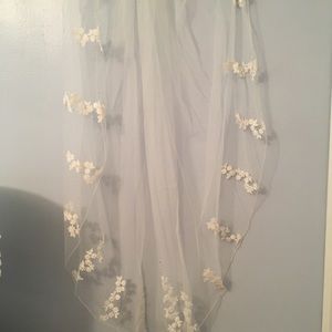 Fingertip length lace veil